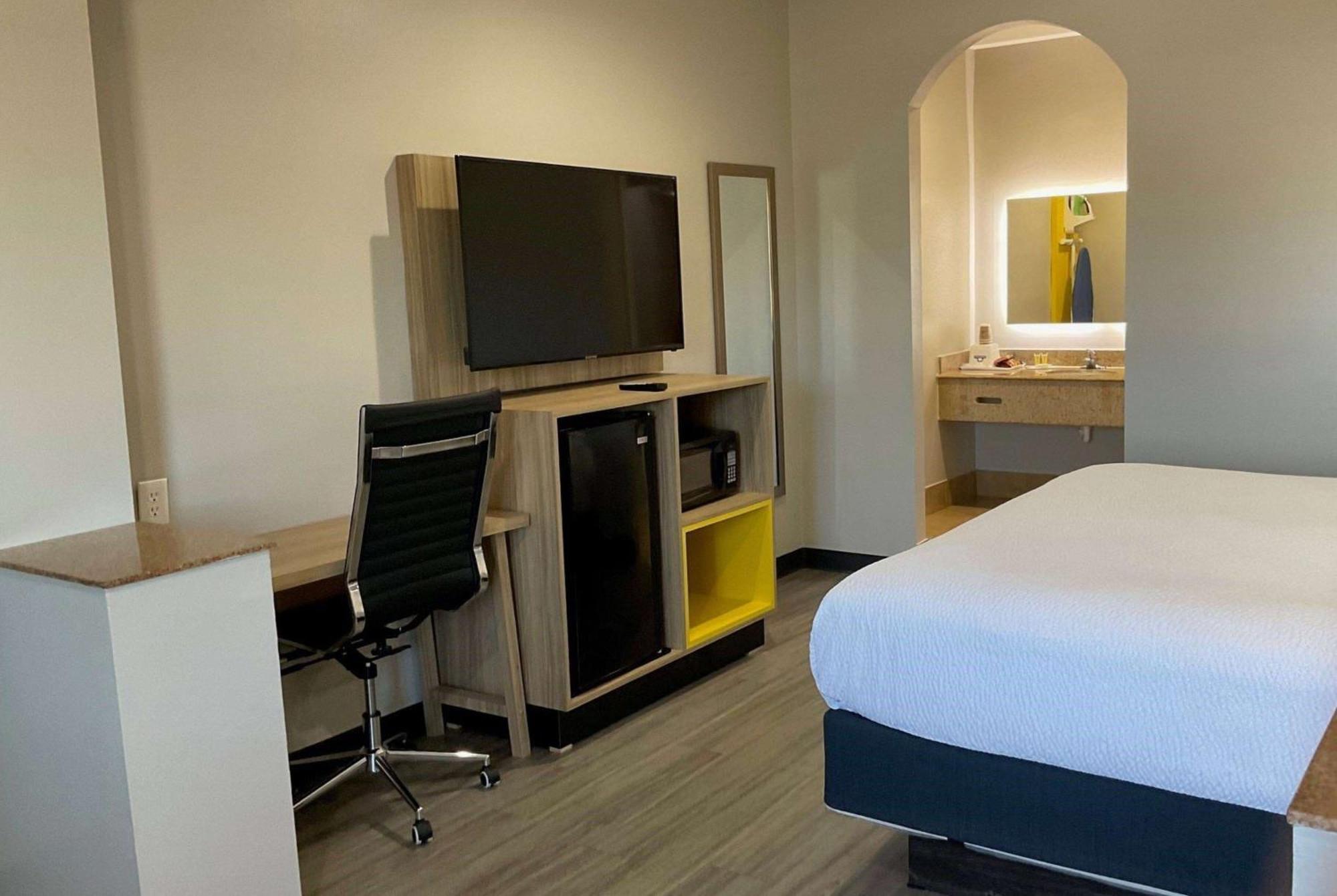 Days Inn By Wyndham Humble/Houston Intercontinental Airport Exterior photo